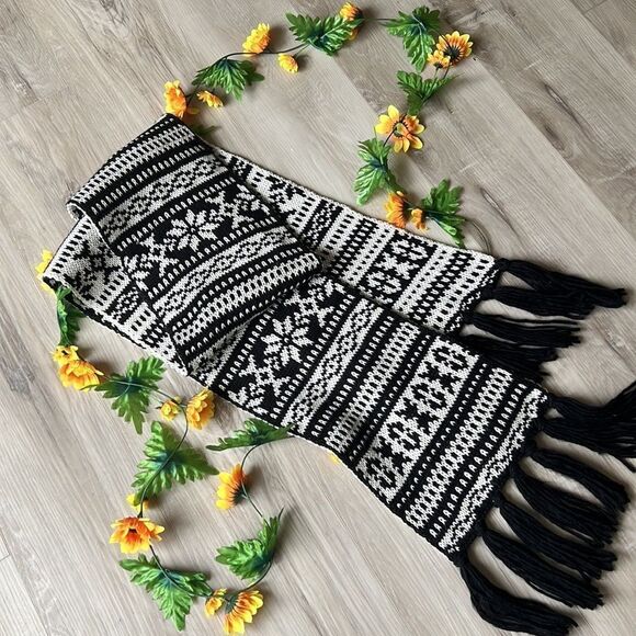 Old Navy Large Black & White Snowflake Knit Winter Scarf With Fringe - Picture 4 of 10